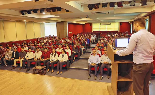 new-delhi-institute-of-management-ndim-0004-class-classroom
