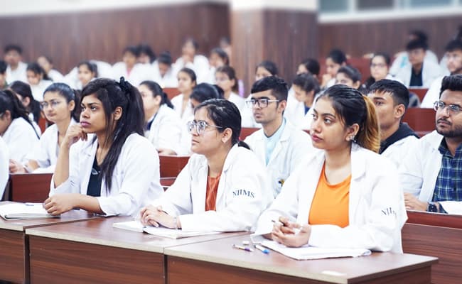 noida-international-university-niu-0000-class5-classroom