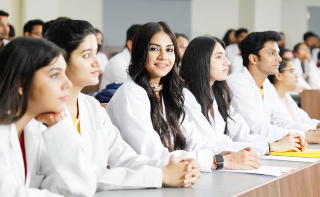 noida-international-university-niu-0001-class4-classroom