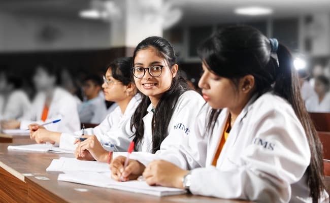 noida-international-university-niu-0002-class3-classroom