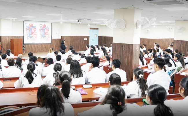 noida-international-university-niu-0003-class2-classroom