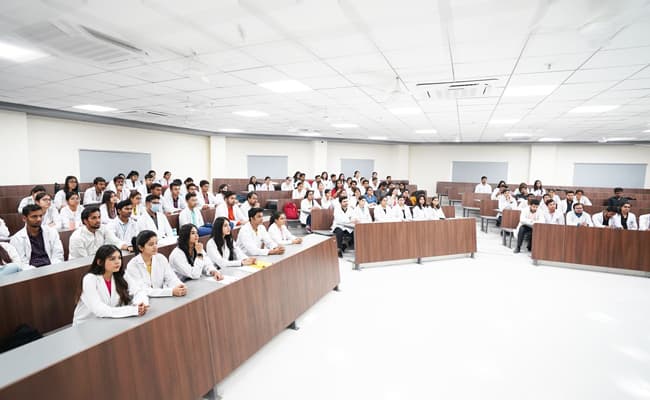 noida-international-university-niu-0004-class1-classroom