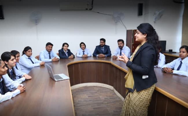 poddar-group-of-institutions-0003-class2-classroom