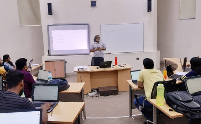 praxis-business-school-classroom-0001-layer-4-classroom