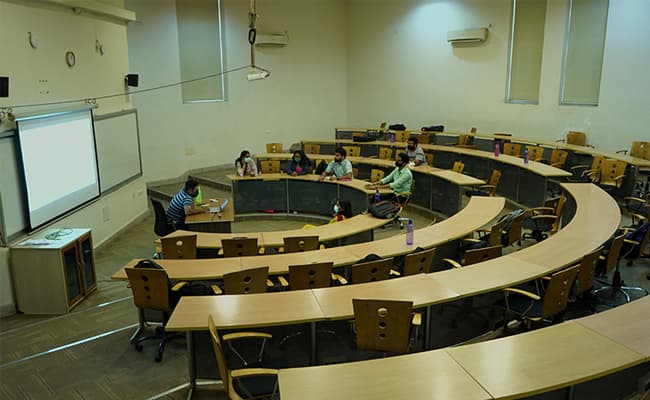 praxis-business-school-classroom-0002-layer-3-classroom