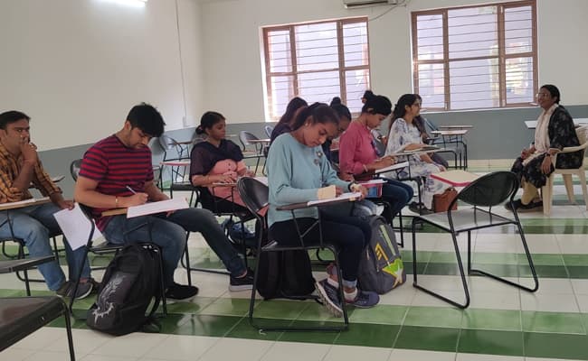 sabarmati-university-classroom-0003-layer-1-classroom