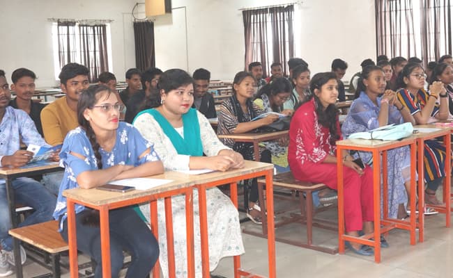 shri-davara-university-classroom-0000-layer-10-classroom