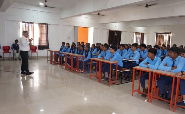 shri-davara-university-classroom-0004-layer-6-classroom