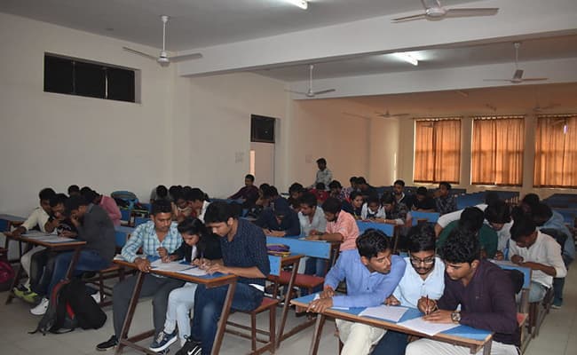 shri-ram-college-of-engineering-and-management-srcem-classroom-0000-layer-2-classroom