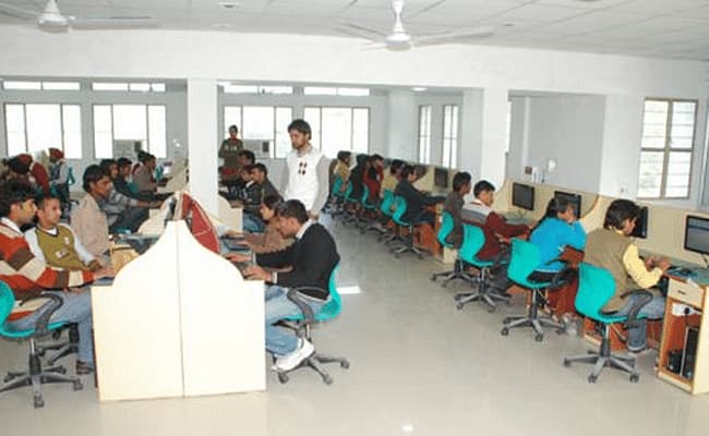shri-ram-college-of-engineering-and-management-srcem-classroom-0001-layer-1-classroom