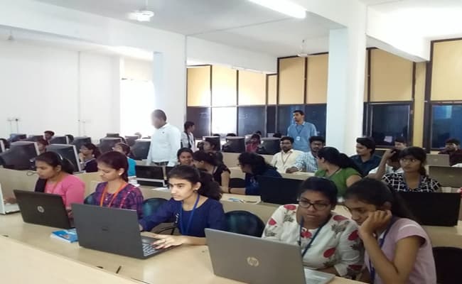 sr-university-sru-classroom-0001-layer-2-classroom