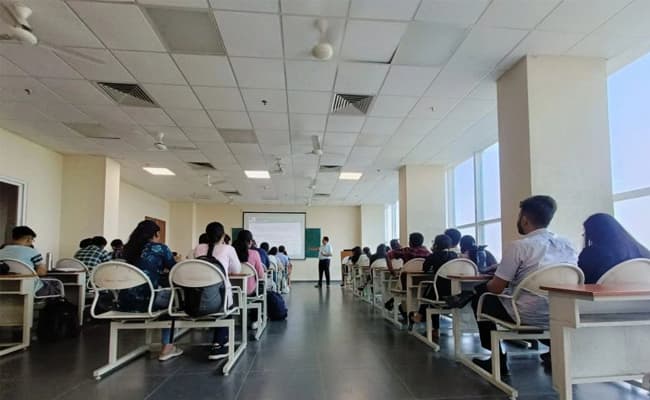 srm-university-sonepat-classroom-0000-layer-19-classroom