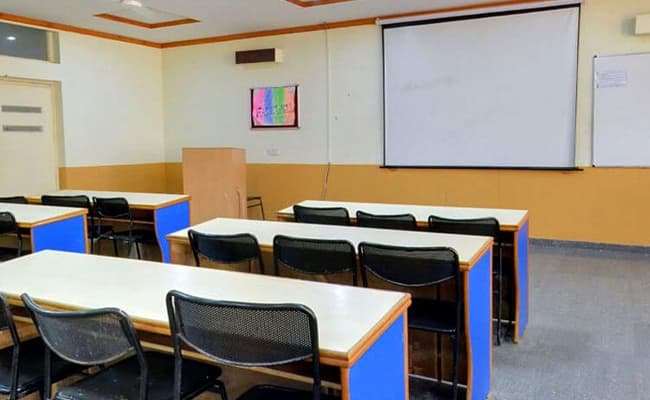 sushila-institute-of-medical-sciences-2-0000-layer-2-classroom