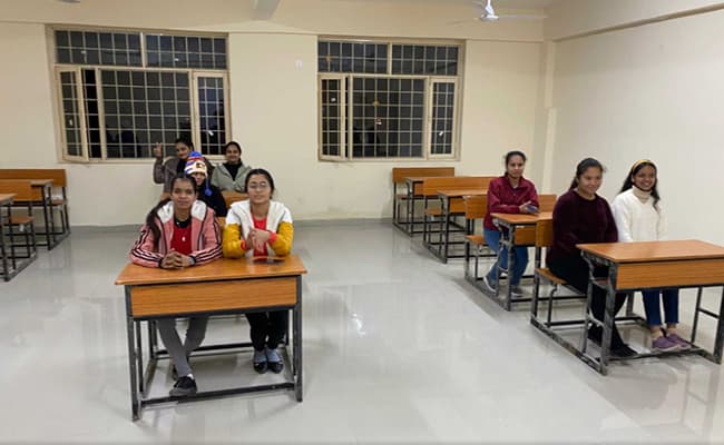 sushila-institute-of-medical-sciences-2-0001-123-classroom