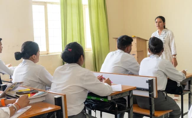 sushila-institute-of-medical-sciences-2-0004-layer-1-classroom