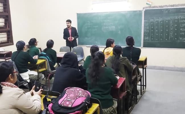 takshashila-university-tu-classroom-0000-layer-4-classroom