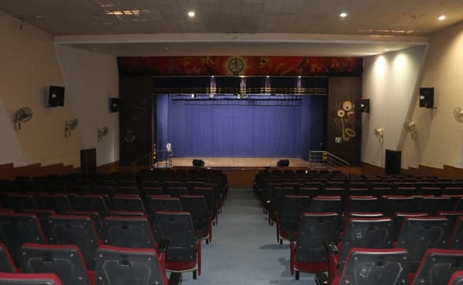 tuljaram-chaturchand-college-of-arts-science-commerce-tcc-0000-class4-classroom