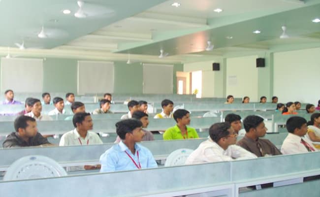 tuljaram-chaturchand-college-of-arts-science-commerce-tcc-0001-class3-classroom