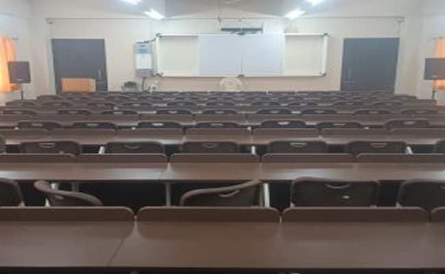 tuljaram-chaturchand-college-of-arts-science-commerce-tcc-0002-class2-classroom