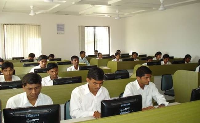 tuljaram-chaturchand-college-of-arts-science-commerce-tcc-0003-class1-classroom