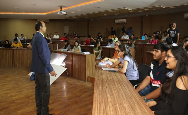 unitedworld-institute-of-design-uid-0003-class2-classroom