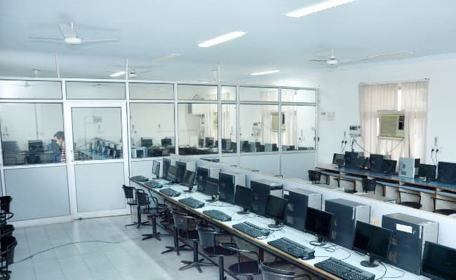 the-technological-institute-of-textile-and-sciences-tits-0003-class1-classroom