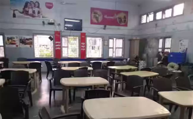 1-0004-layer-1-cafeteria-62