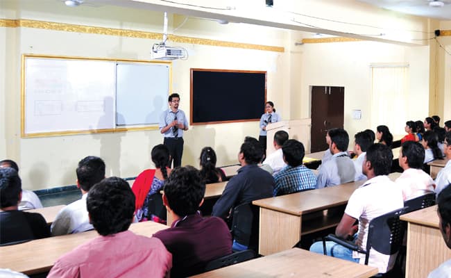 dronacharya-group-of-institutions-dgi-0002-class-classroom