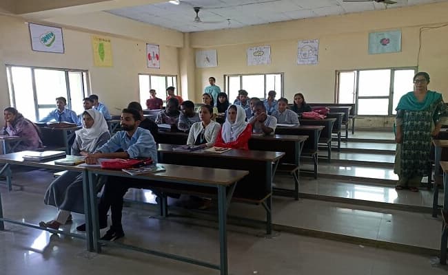 aman-bhalla-institute-of-engineering-and-technology-abiet-classroom-0000-layer-3-classroom