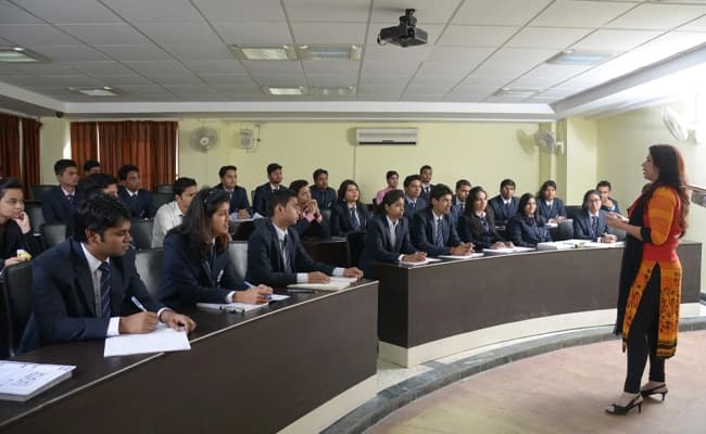 AGI, Greater Noida Classroom 5.webp