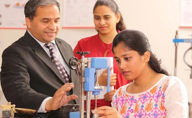 Amity University, Hyderabad Labs 2.webp