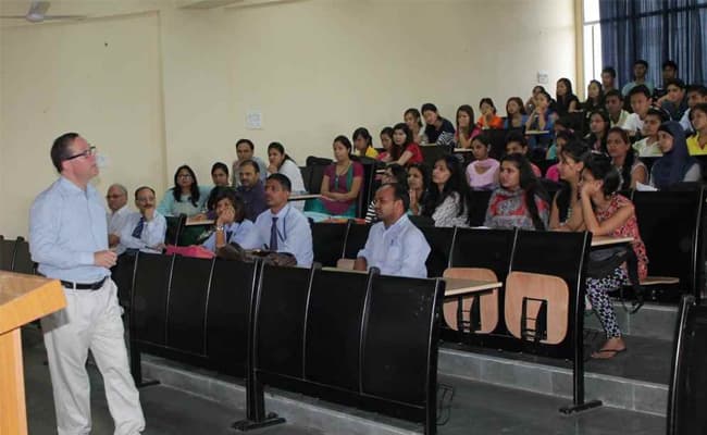 himgiri-zee-university-hzu-classroom-0001-layer-4-classroom