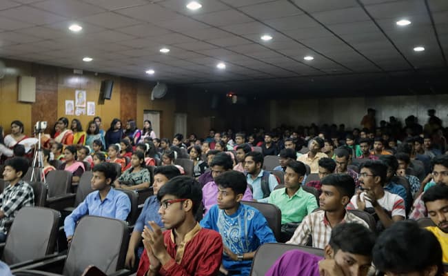 college-of-engineering-and-management-kolaghat-classroom-0002-layer-1-classroom