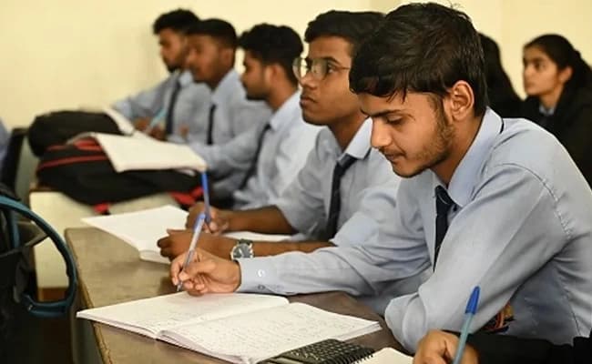 AIMT, Lucknow Classroom 3.webp
