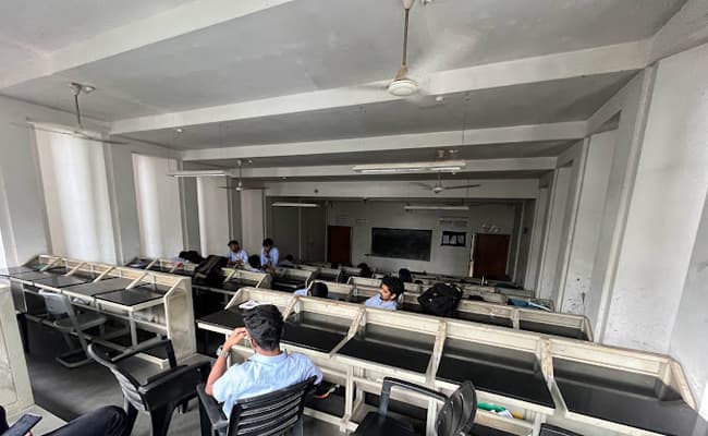 mangalam-college-of-management-studies-ettumanoor-classroom-0000-layer-5-classroom