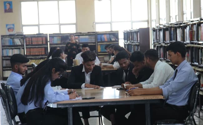 himgiri-zee-university-hzu-classroom-0000-layer-5-classroom