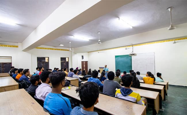 dronacharya-group-of-institutions-dgi-0001-class-classroom