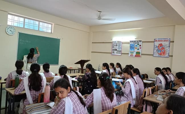 sunrise-academy-management-society-college-of-education-0003-class2-classroom