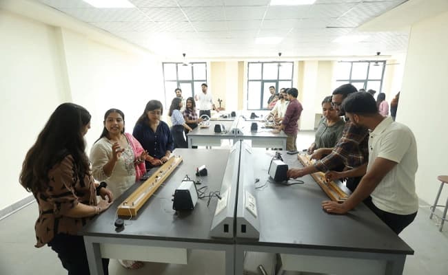 VSIET, Greater Noida Labs 3.webp