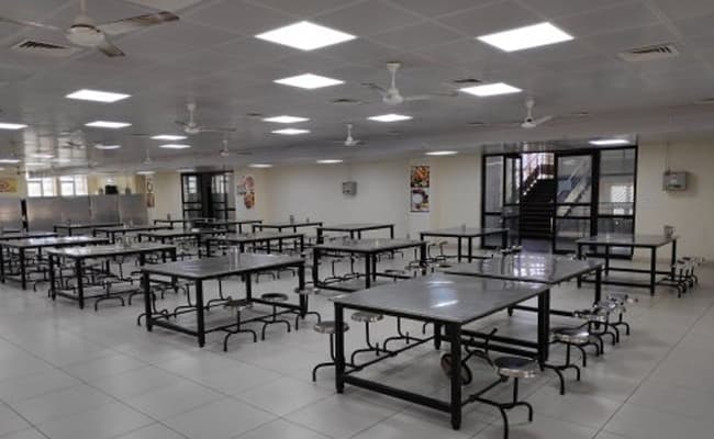 1-0002-layer-4-cafeteria-4
