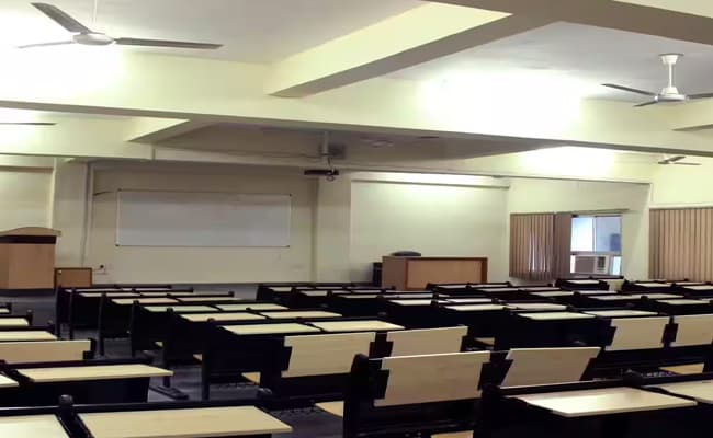 kipm-college-of-engineering-and-technology-kipm-classroom-0000-layer-4-classroom