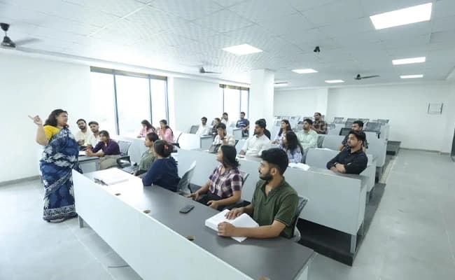 VSIET, Greater Noida Classroom 2.webp