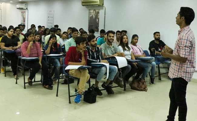 asian-academy-of-film-television-aaft-0004-class1-classroom