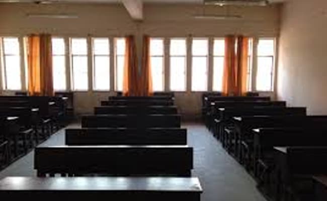 college-of-engineering-and-management-kolaghat-classroom-0001-layer-2-classroom