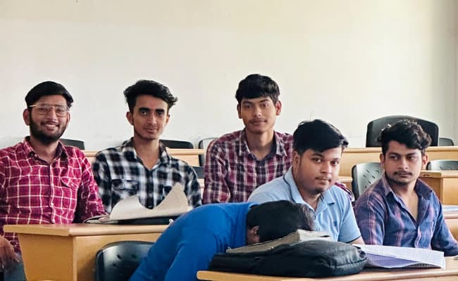 dronacharya-college-of-engineering-dce-0012-class-classroom