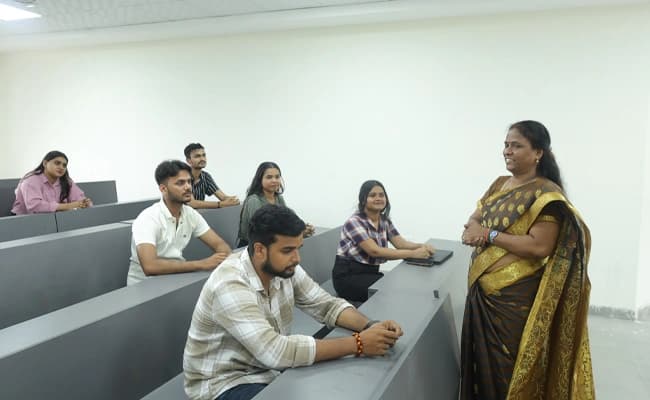 VSIET, Greater Noida Classroom 1.webp