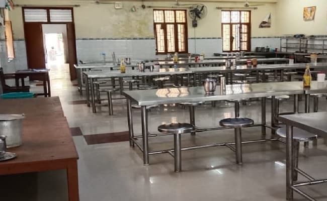 1-0002-layer-3-cafeteria-71
