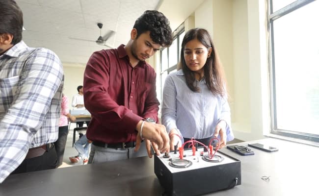 VSIET, Greater Noida Labs 4.webp