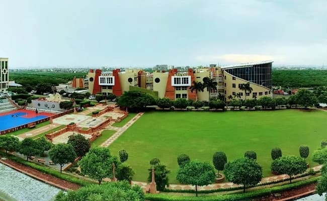 manav-rachna-university ground 3.webp