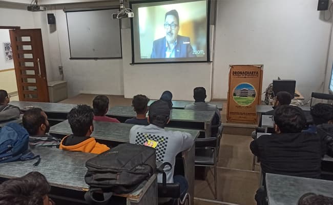 dronacharya-college-of-engineering-dce-0010-class-classroom